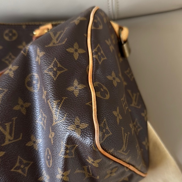Louis Vuitton Classic Monogram Speedy 30 - Picture 9 of 15